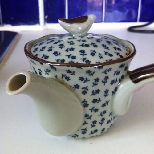 I had forgotten about this teapot but I just got it out for some loose leaf tea and omg /precious fl