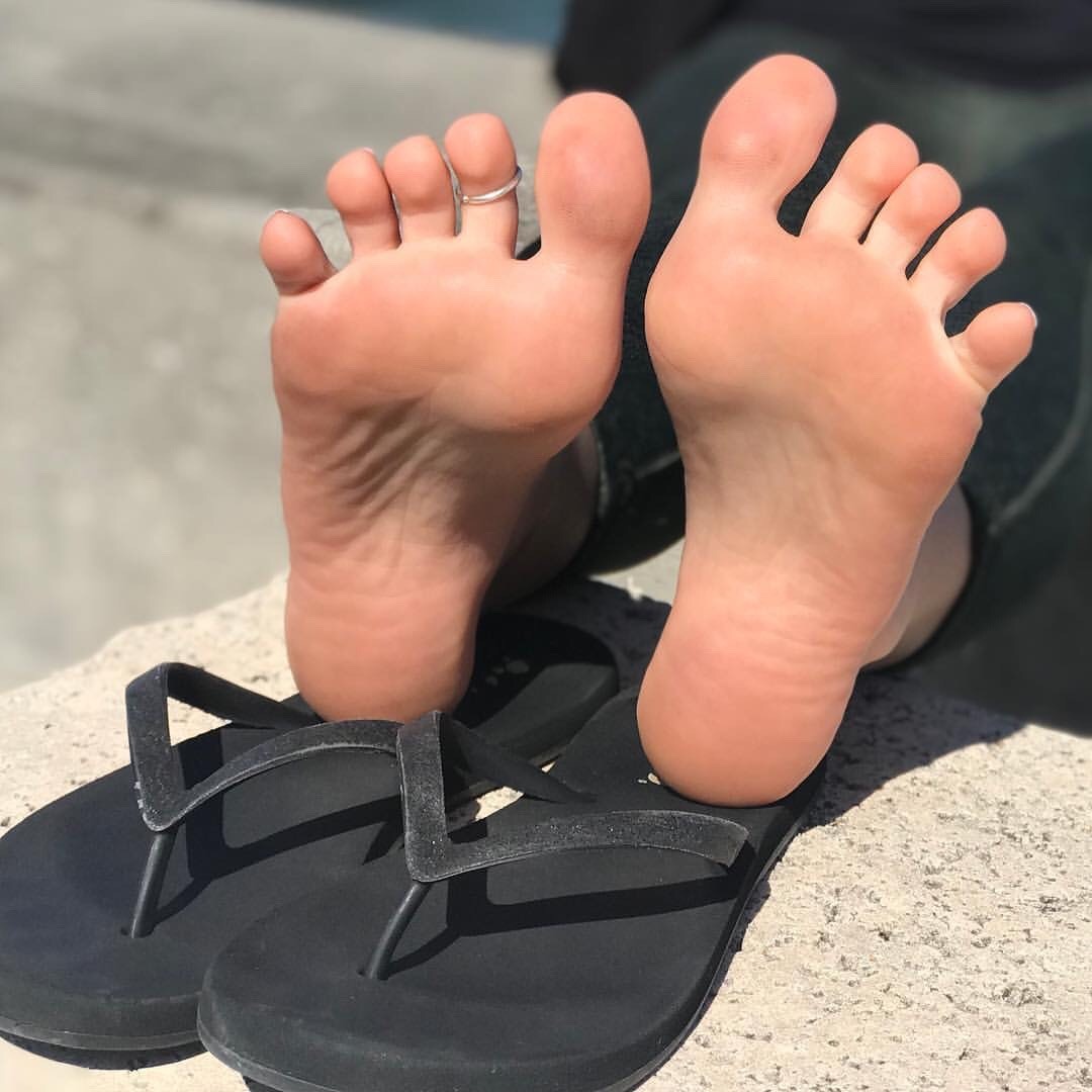 ilovestinkyfeet:  Nothing beats a public tease
