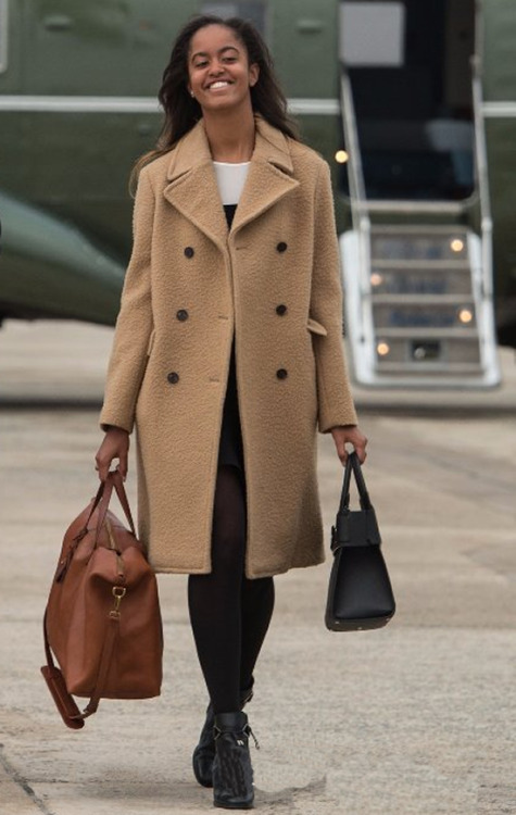 lebritanyarmor: chanpears: accras:President Obama with First Lady Michelle Obama and daughter Malia 