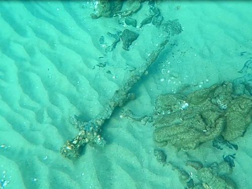  ⚔️ Diver Discovers 900-Year-Old Sword Dating to the Crusades⠀The sword’s blade, believed to b