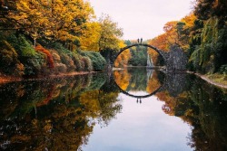 guide2germany: culturenlifestyle:  Germany’s 19th Century ‘Devil’s Bridge’ Reflection Draws a Perfect Bridge In The Water Keep reading  Teufelsbrücke (Devil’s Bridge), officially called “Rackotzbrück” (Rackotz Bridge), in Görlitz, Saxony. Unfortunately,