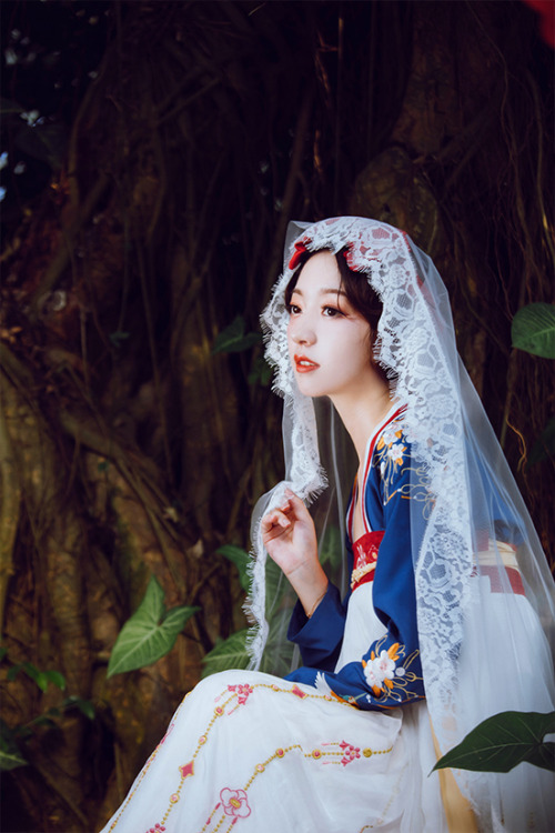 petite-cosette:Snow White hanfu inspired by Yuanshandaiyu