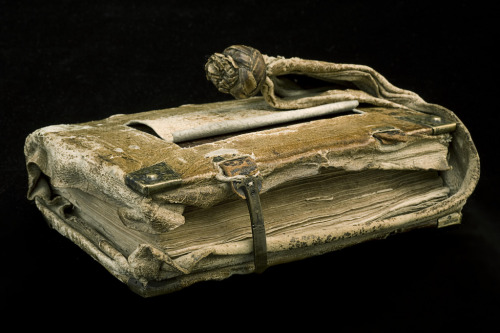 erikkwakkel: Medieval book transport You are looking at two ‘wraps’ (top), the outside a