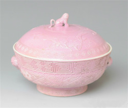 moonbeam-on-changan:  Chinese porcelains in Qing Dynasty. The shape design imitated bronze ware in earlier times. The colors are like macaron, which is very rare. ( cr: X ) 