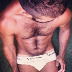 2hot2bstr8:  could this guy and his hairy