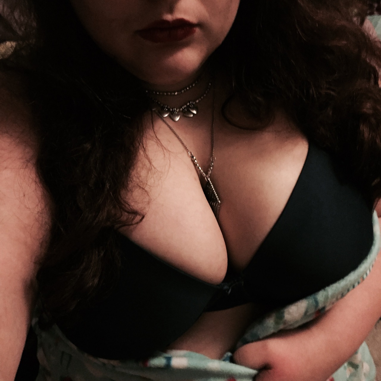bbwcharlierebel:  Showing off my new blue bra and snowman blanket!