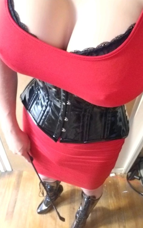 leximcgee: Felt like letting my Domme side out a bit today. Who wants to get down on their knees and