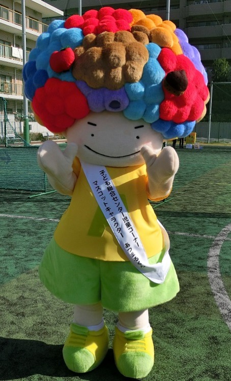 本日は、東京都新宿区立子ども総合センターマスコットキャラクター「あつまるくん」について。名前の由来は、みんなが「集まる」という意味だけでなく、「あ」は「遊ぶ」、「つ」は「作る」、「ま」は「学ぶ」という