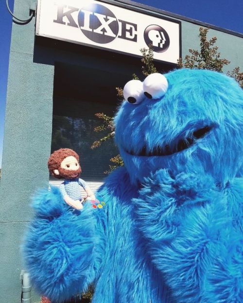 How’s this for a magical pairing?! #cookiemonster and #bobross I mean seriously?! Watch the @kixe_tv