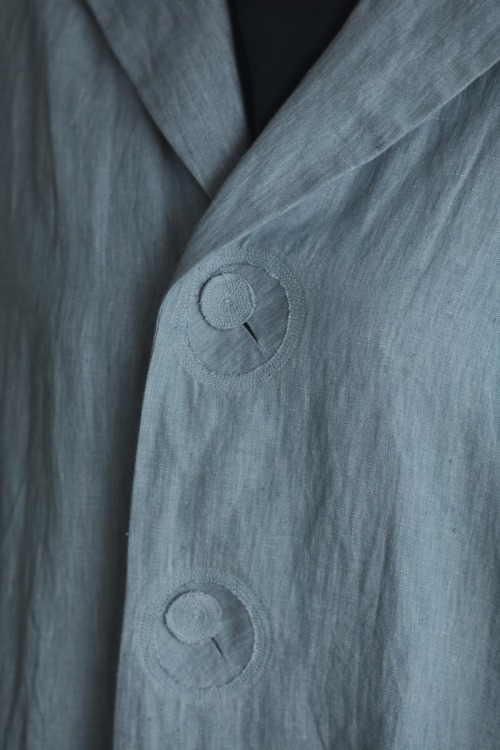リネン100パーセントのデニム生地を使ったコート。共生地のボタンとステッチワークによるボタンホールが繊細なディテール。¥61,600+taxPhotograph by Isao Hashinoki