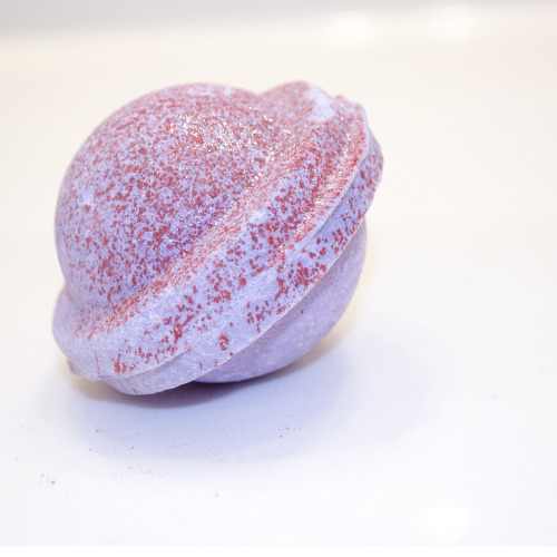 stimmystims: Space Girl bath bomb by Lush Cosmetics (discontinued, but occasionally made in the Lush