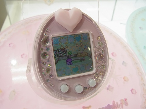 lovelylor:  whitecleopatra:  i need a tamagotchi p in my life  I can’t wait for mine to come in the mail *w* 