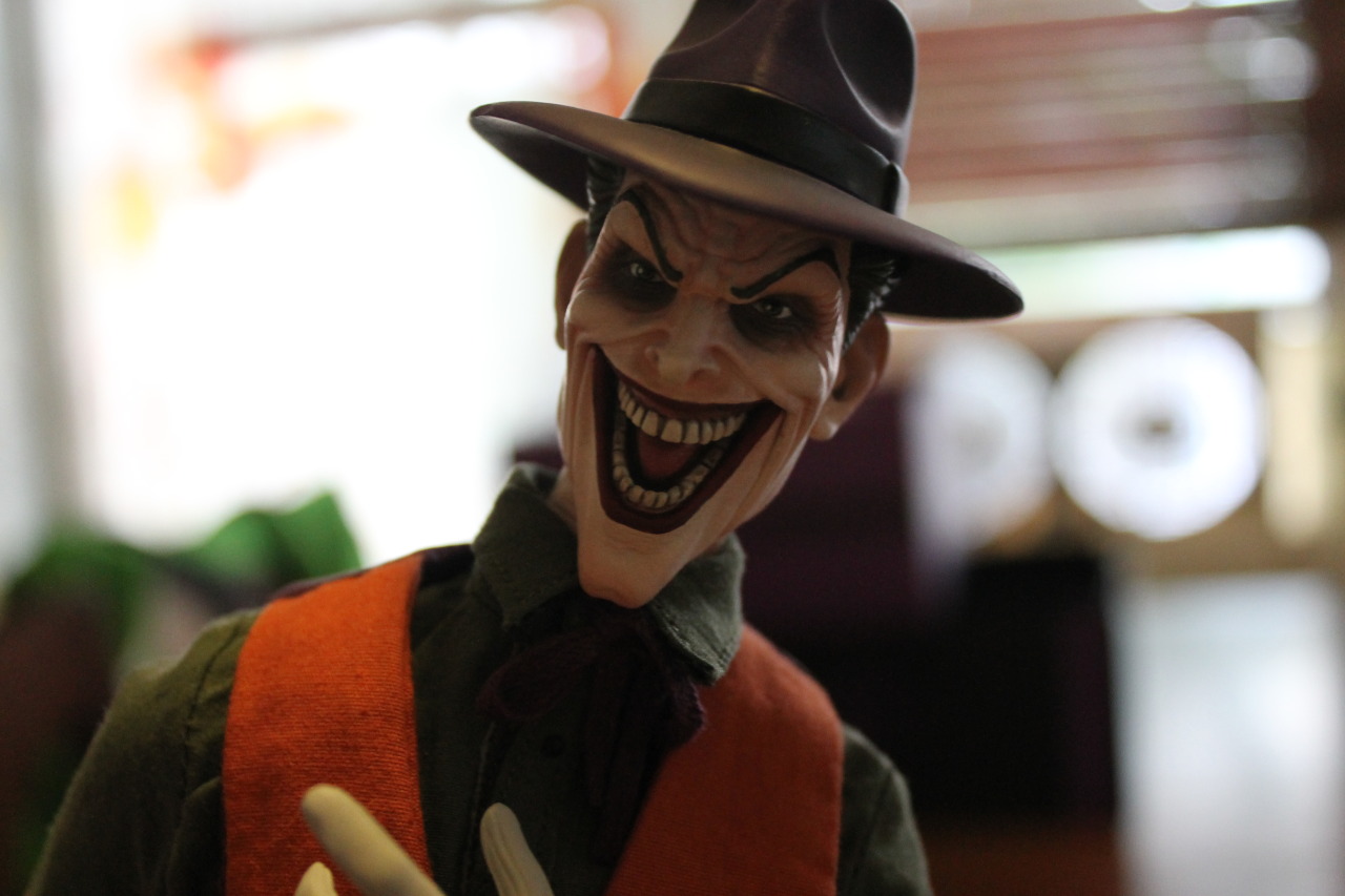 blithefool:  Alright, kiddies. Here he is- The Sideshow 1/6 Scale Joker. Overall,