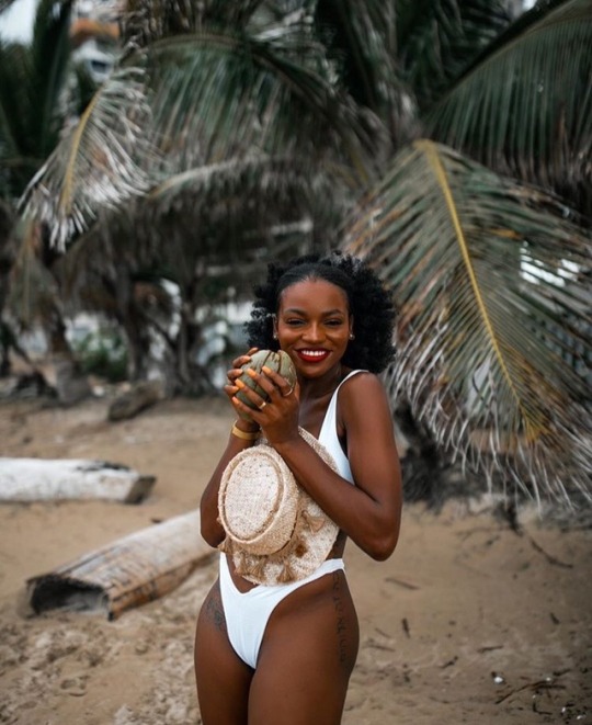 darkmelaningirls:  @ asiyami_gold