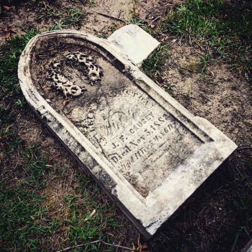 Rot sweet rot #mementomori #graveyard #southerncharm #brokentomb #tombsweettomb #gothictourist #oldw