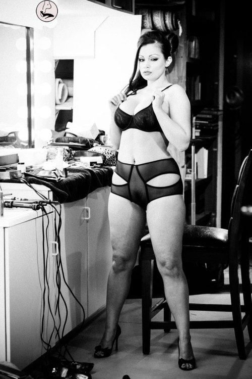 https://kickingoffmyheels.findrow.com Get the app to see Aria Giovanni in black and white #heels