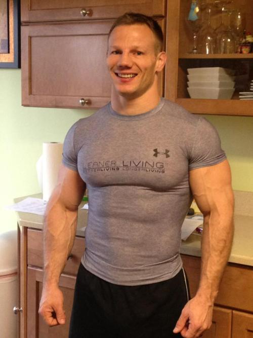mylaundromat:  cornfedmusclecub:  Oh lord.  I love the way he wears his T-Shirt. At this point, it’s almost : “Why bother?” 