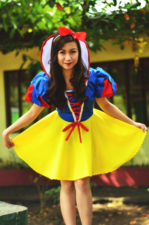 fayepalad:  Snow White Cosplay (by Miles Moreno) Photo by x