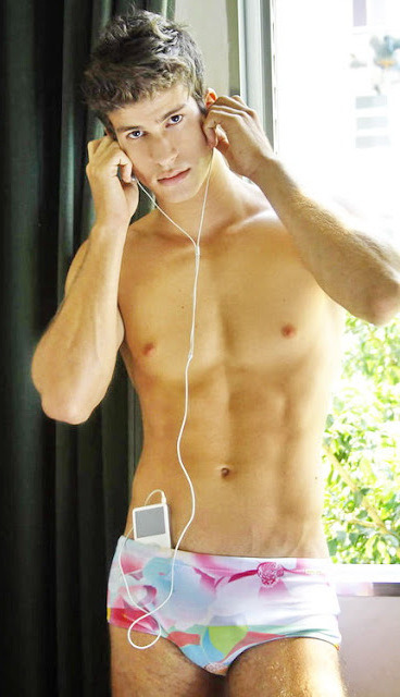 hotbeautifulboys:  Wonder what he’s listening too