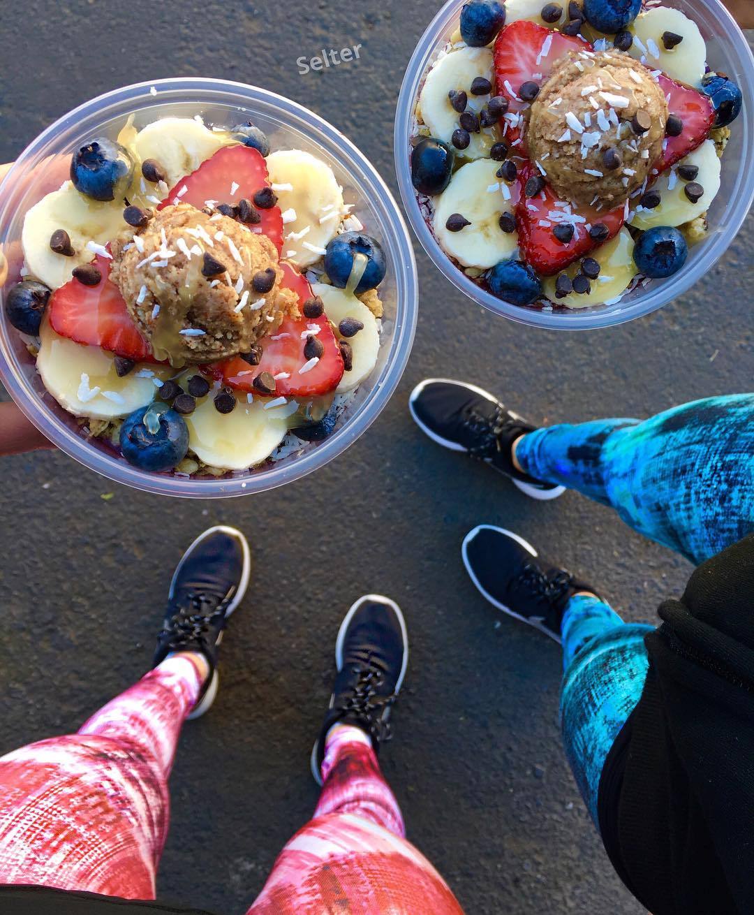 Açaí bowls are my favorite!!! Anyone else love them?! #HappyFriday 🍌🍓 will