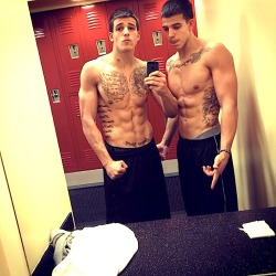 realmenstink:  A COUPLE OF RIPPED STR8 HOTTIES IN THE LOCKERROOM !!! 