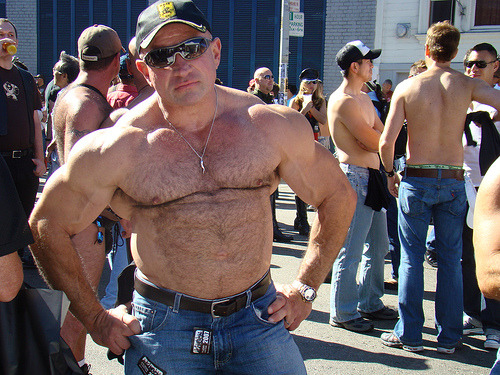 jimbibearfan:  soniko27:Muscle daddy Kiss me. Fuck me. I love you, Dad. Half my 401(k)