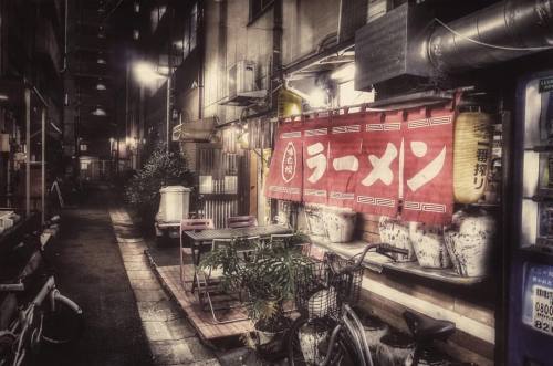 rollinhand-japan: Location : #東京 #水天宮前 Camera : #Ricoh #GR #ricohgr Tool : iPadPro GoogleSnapseed #路