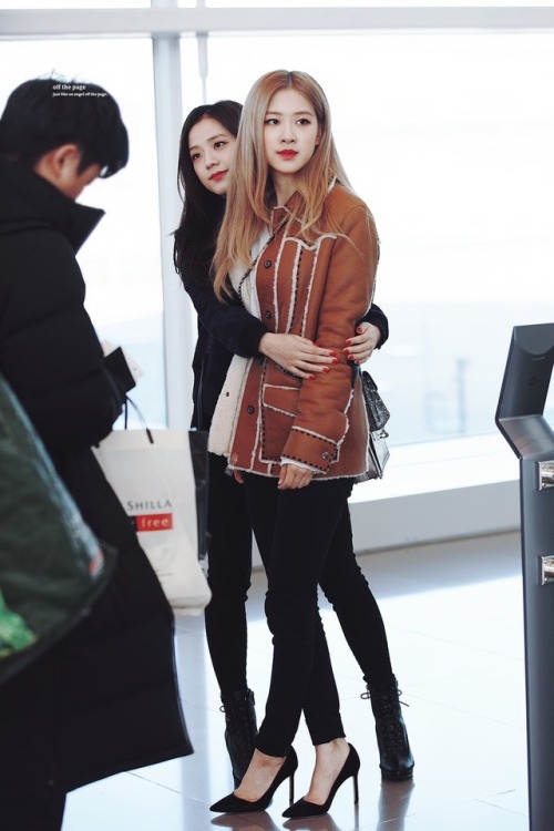 roseannedays: 181208 Rosé and Jisoo at Incheon Airportcr: offthepage_js