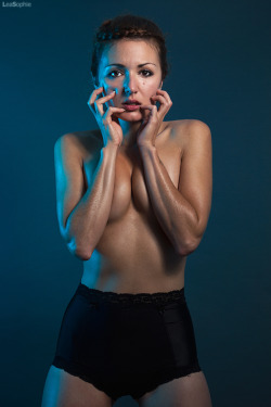 zoecw:  leasophiefoto:  © Lea Sophie foto Model: Zoe West www.leasophiefoto.com   Recent shoot with Lea Sophie. Enjoy!