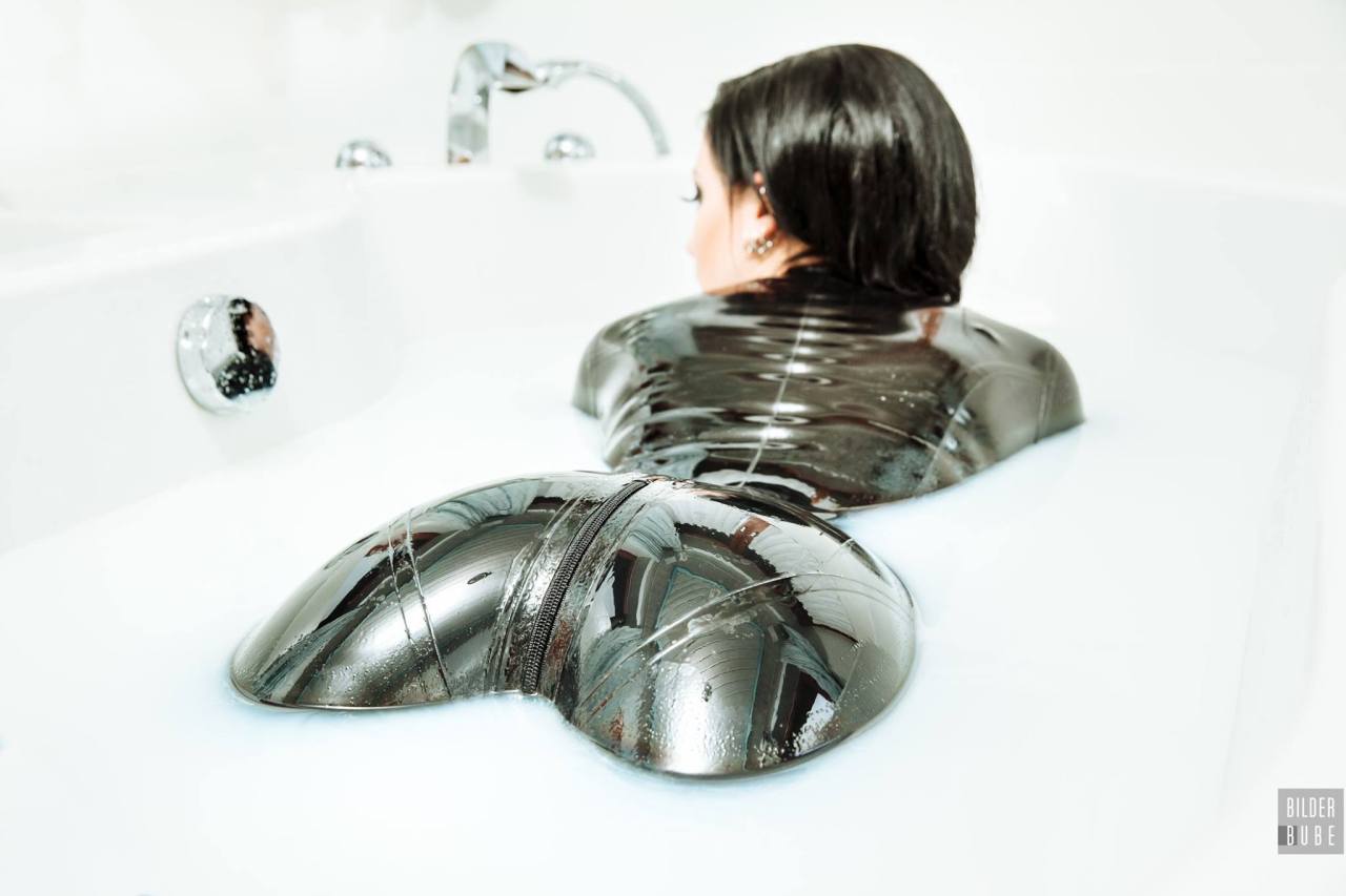 yallamann:  Amy Grey    Mirror, mirror on the wall.. Who has the shiniest butt of