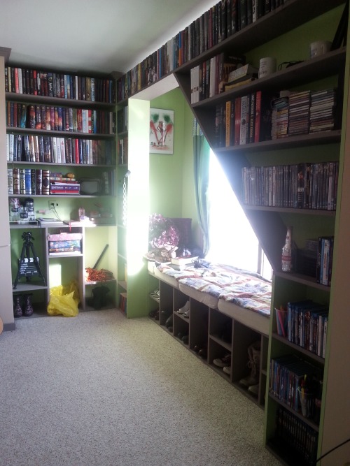 the-fangirl-in-the-snogbox:My bookshelf