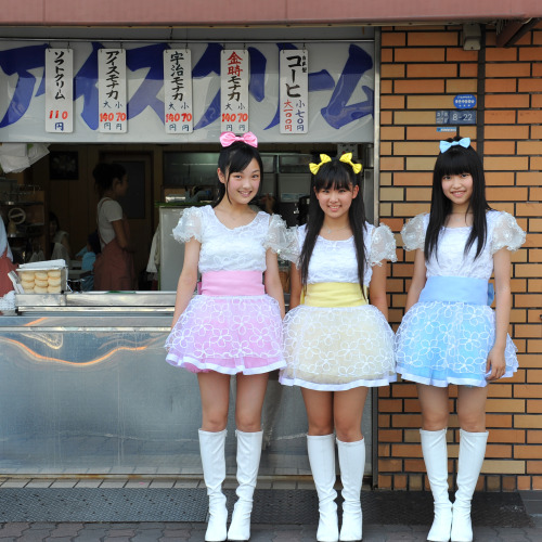 t-paletterecords:  キャラメル☆リボン9/25発売のニューシングル「スタートリボン」封入特典はなんと、 ジャケットサイズ生写真！ 20種ランダム封入のうちいくつかを公開。 ジャケット
