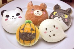 tokyofinds:  Super adorable Halloween macarons.