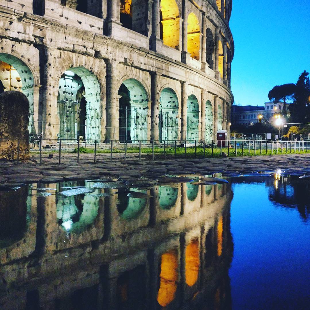 #colloseum #bynight #reflection #arrividerci #roma #ancient #historical #architecture #monument (hier: Colliseum, Rome, Italy)