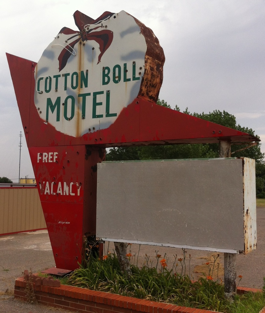 jukeboxmafia:  Motel Signs on Route 66 in Oklahoma Photos by Blake Thompson 