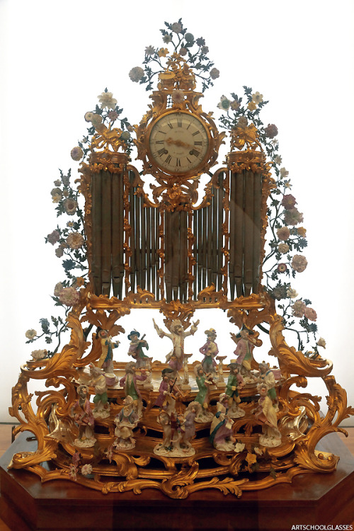 artschoolglasses:Louis XV style clock, 1750sPetit Palais, Paris
