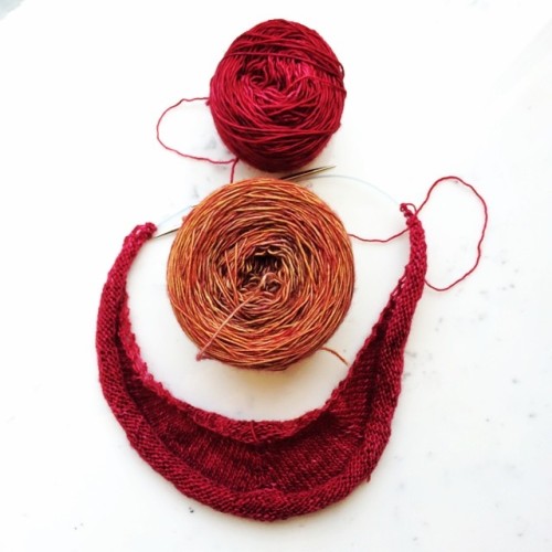 new knitting! daybreak by stephen west. tosh merino light in vermillion and amber trinket. #westknits #madelinetosh #ravelry