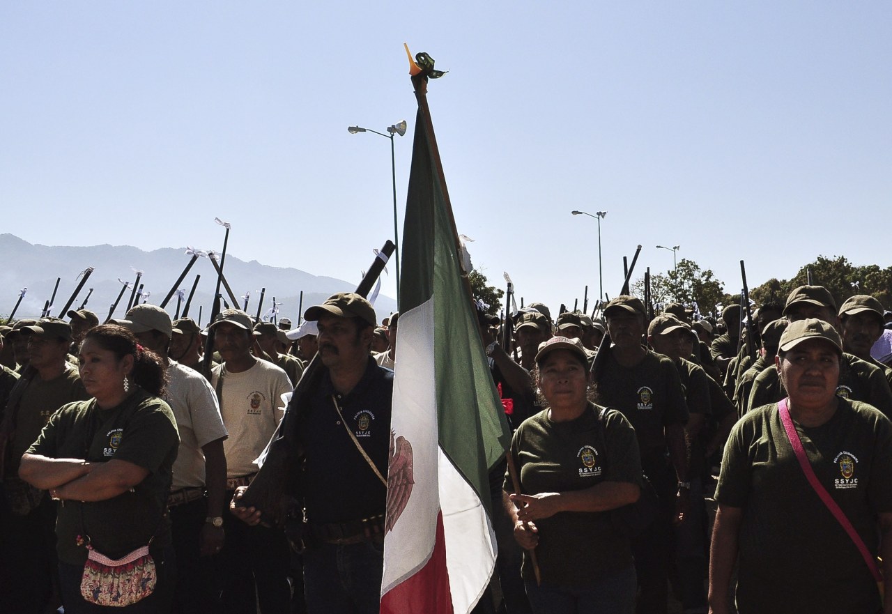 Decenas de miembros de los llamados “grupos de autodefensa” retienen a una quincena de agentes de la Policía local y han tomado la localidad de Parácuaro, en el estado de Michoacán (Mexico), donde varios pequeños municipios han sido tomados por estas...