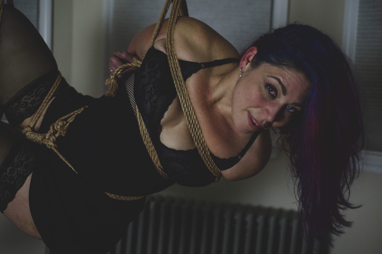 kittencalledwolf:   She can paint a lovely picture, but this story has a twist. Her