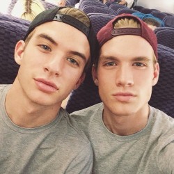 averagegayguy:  These are the hottest twins ever! 