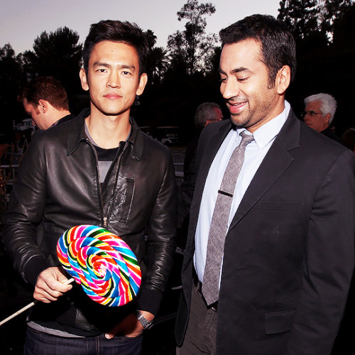 wildandwild:  John Cho being handed a giant lollipop ft. Kal Penn being super excited about it 