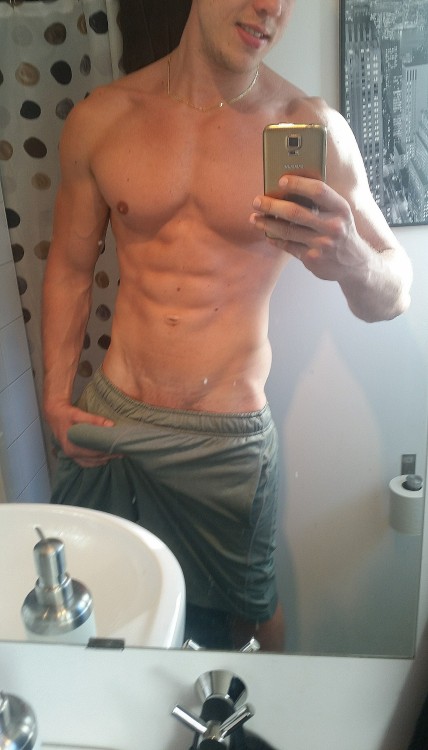 hornyclick:  Uncircumcised muscular white stud