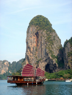 visitheworld:  Traditional junk boat anchored in front of Phra Nang beach, Krabi, Thailand (by Zimmelino).