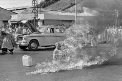 Hòa thượng Thích Quảng Đức, est un bonze vietnamien, célèbre pour s'être immolé par le feu le 11 juin 1963 à Saïgon (Hồ Chí Minh) , en signe de protestation contre la répression anti-bouddhiste ordonnée par le président catholique