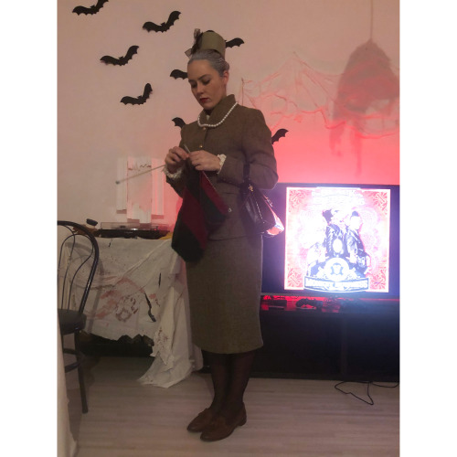 Happy Halloween, simmers!Yesterday I dressed up as an favorite npc - Mrs. Crumplebottom!