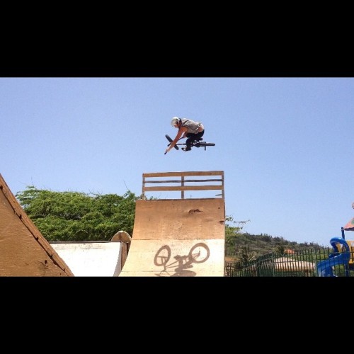 Tabes for babes #tabletoptuesday #bmx #monsterenergy #freshbakedclothing (at Parke Curazon Jaburibari)