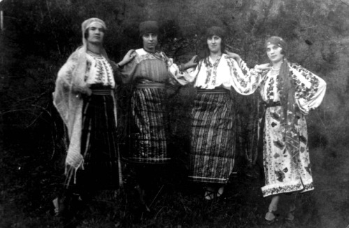 Romanian Jewish women in traditional dresses, Ramnicu-Sarat, Romania. 