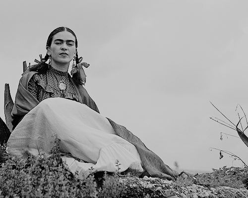 beauvelvet:Frida Kahlo photographed by Toni Frissell, 1937.