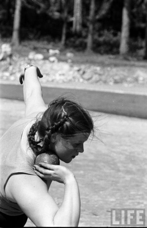 Shot put at the Helsinki Summer Olympics(Nat Farbman. 1952)