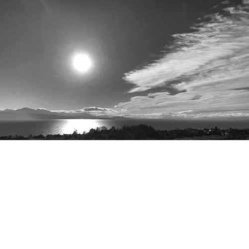 Winter sunset over Lac Leman #iphoneography #switzerland #gaylausanne #16x9 #lausanne #monochrome #b